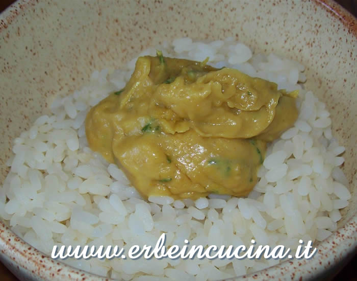 Coconut rice with peanut butter and curry plant