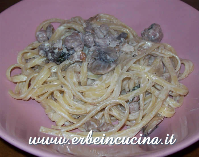 Mushrooms pasta with tarragon