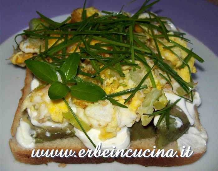 Scrambled eggs with pennyroyal and bucks-horn plantain