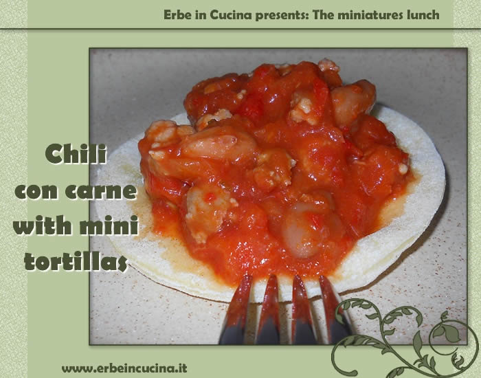 Chili con carne with mini tortillas