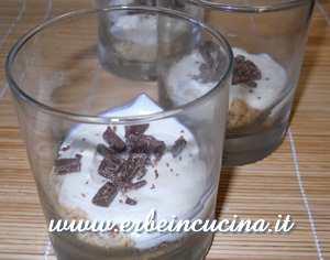 Coconut and chocolate mini cheesecakes with cinnamon