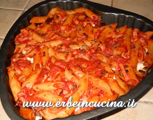 Baked pasta with peppers and cinnamon basil